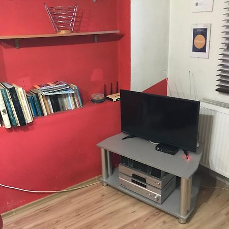 דירות לודז' Studio Red And White מראה חיצוני תמונה
