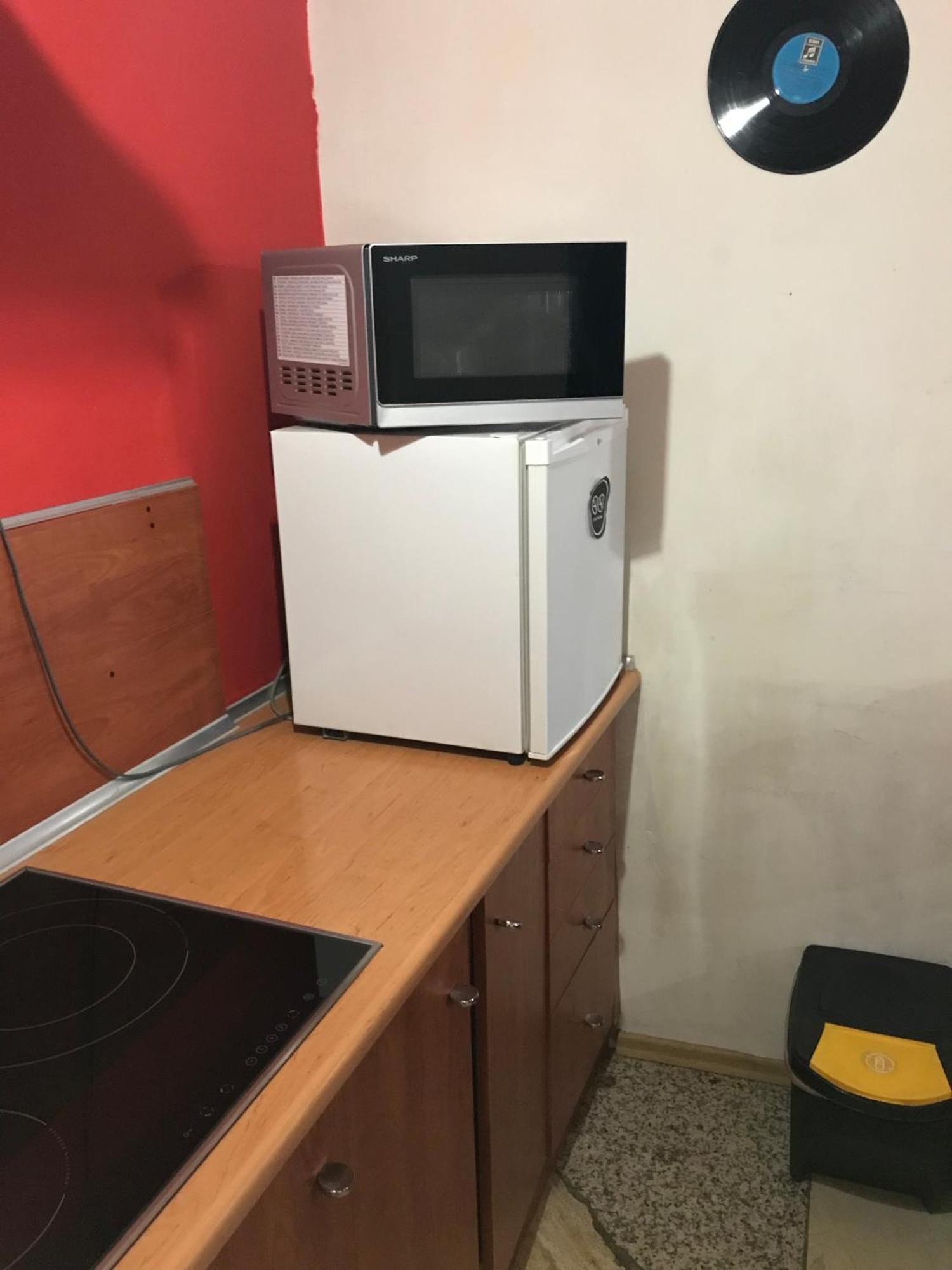דירות לודז' Studio Red And White מראה חיצוני תמונה