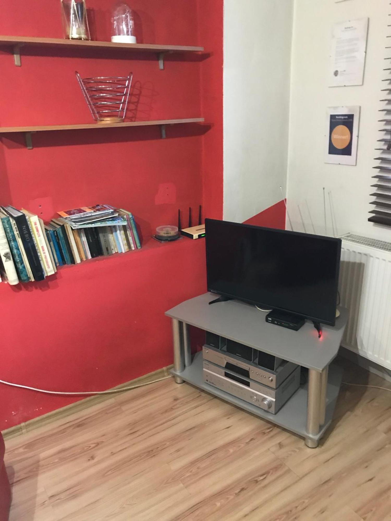 דירות לודז' Studio Red And White מראה חיצוני תמונה