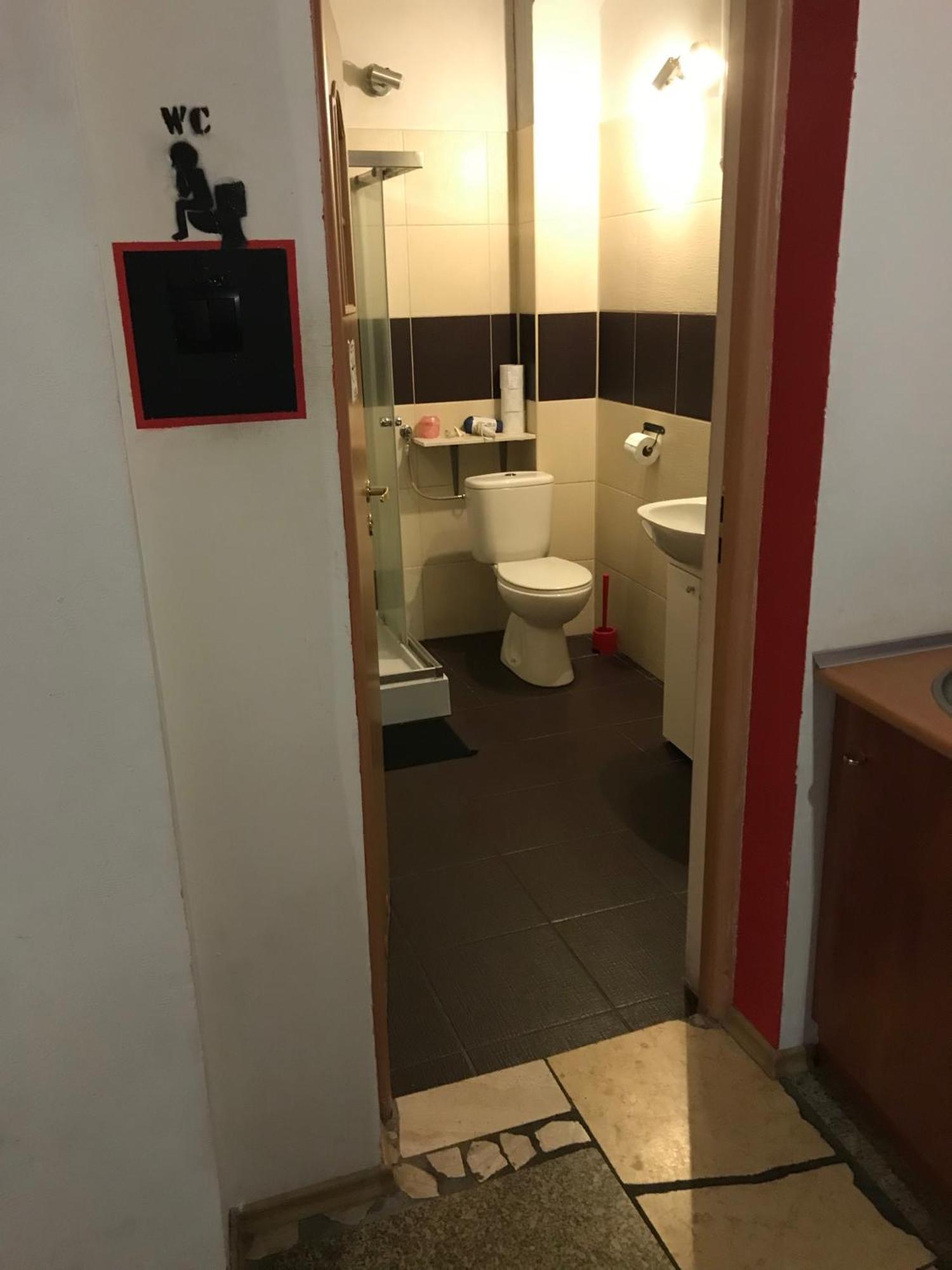 דירות לודז' Studio Red And White מראה חיצוני תמונה