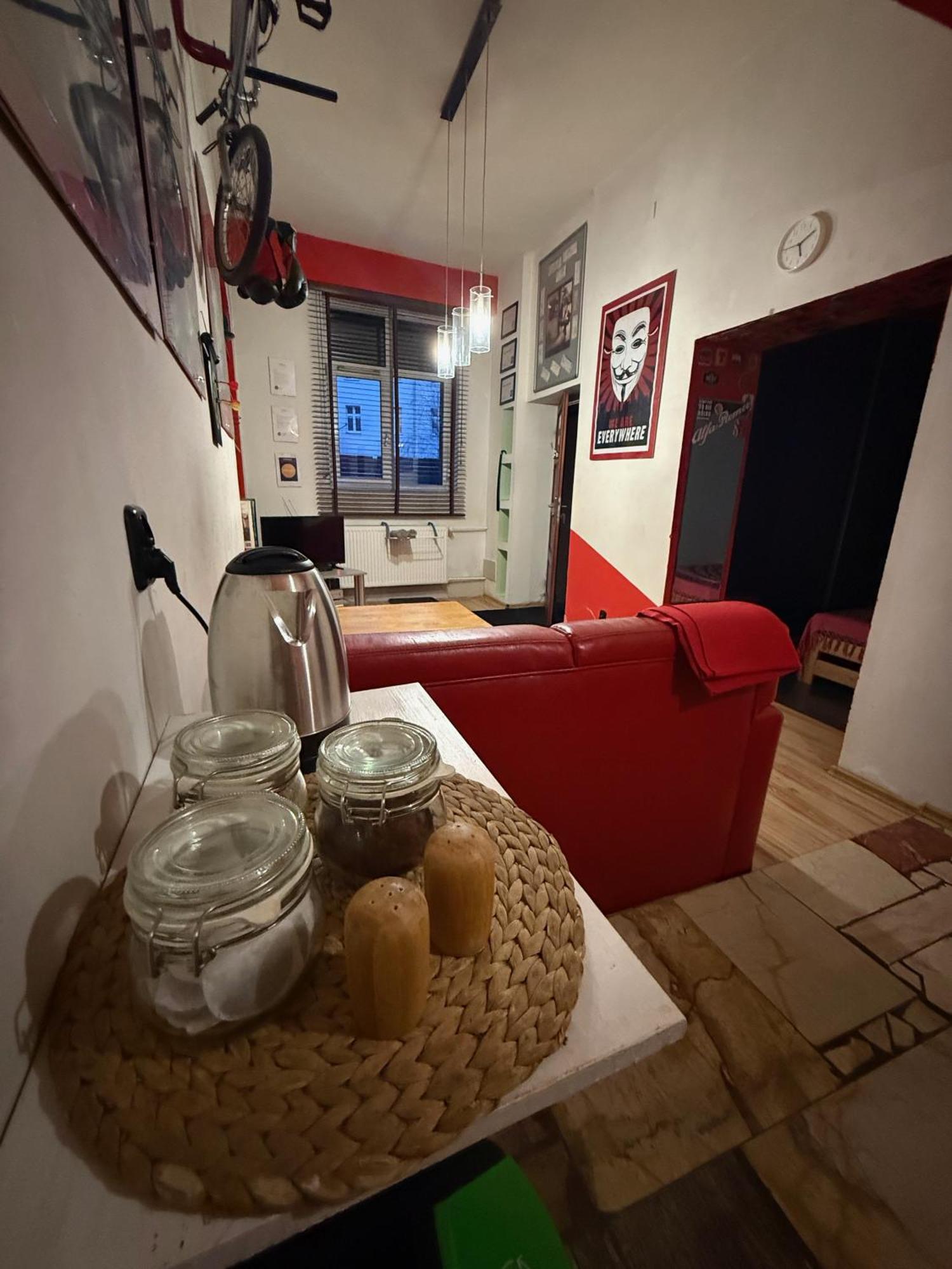 דירות לודז' Studio Red And White מראה חיצוני תמונה