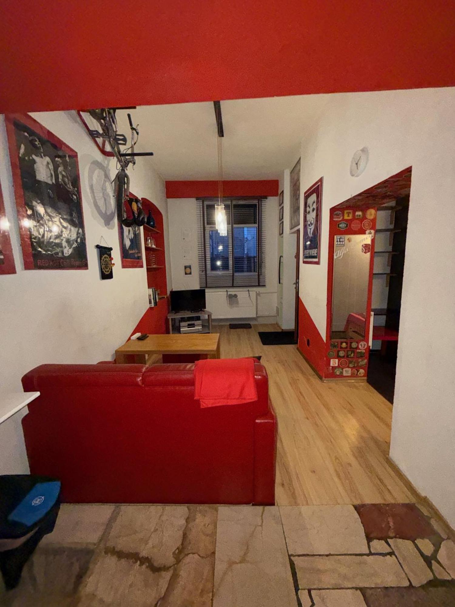 דירות לודז' Studio Red And White מראה חיצוני תמונה