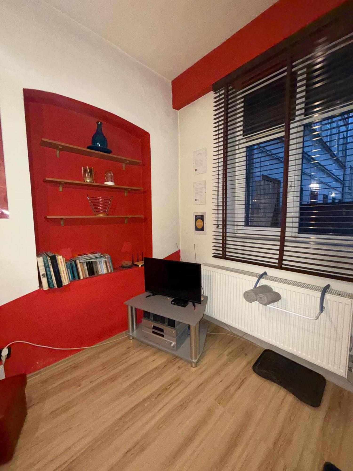 דירות לודז' Studio Red And White מראה חיצוני תמונה