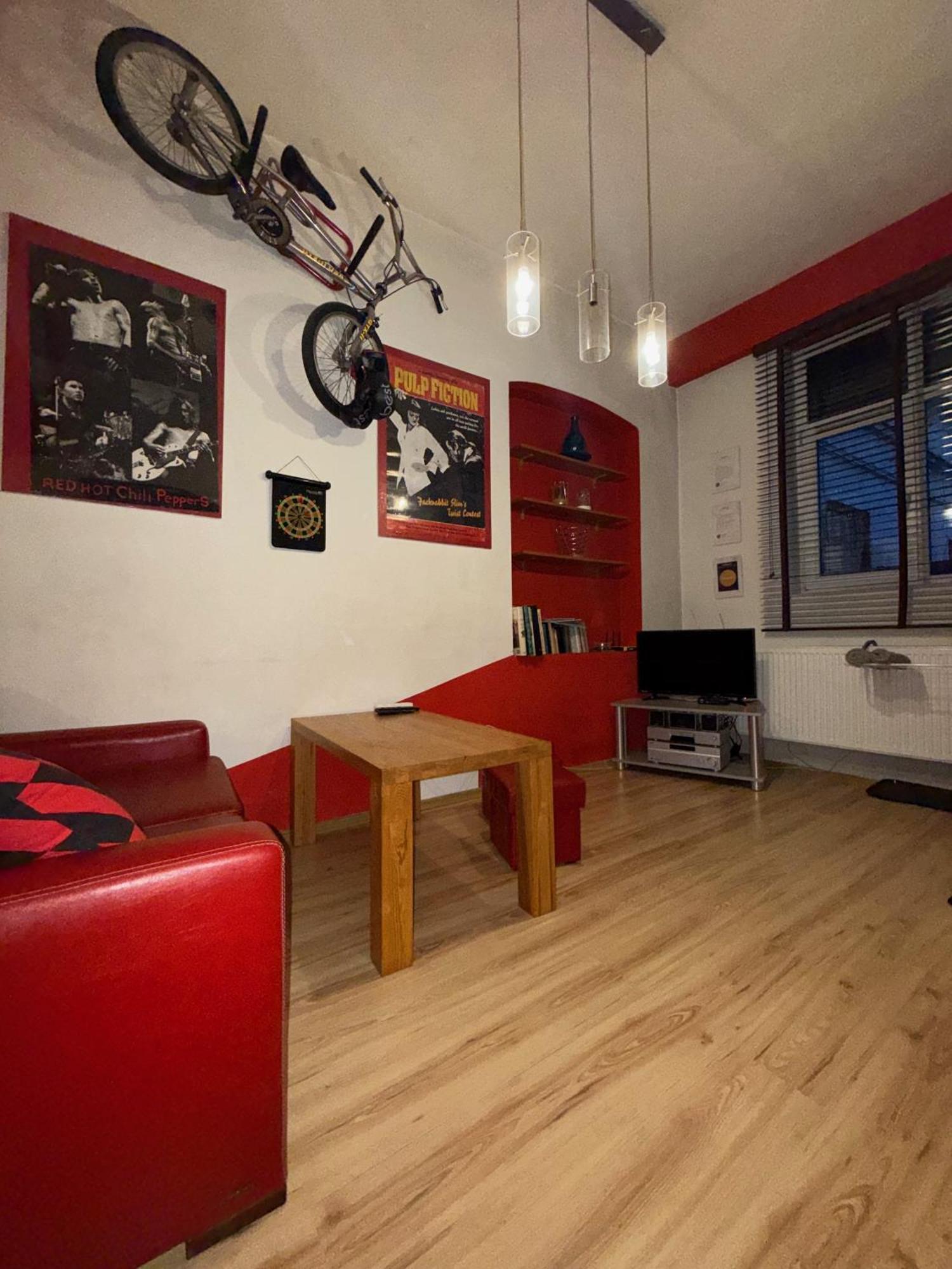 דירות לודז' Studio Red And White מראה חיצוני תמונה