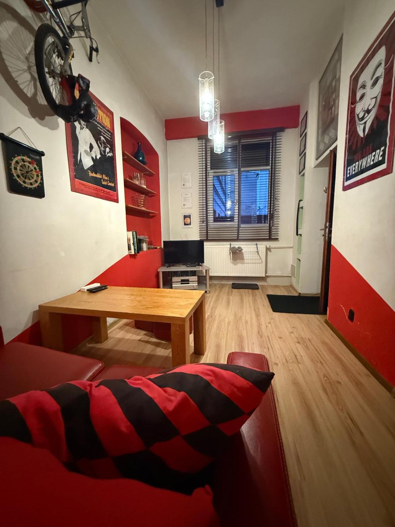 דירות לודז' Studio Red And White מראה חיצוני תמונה