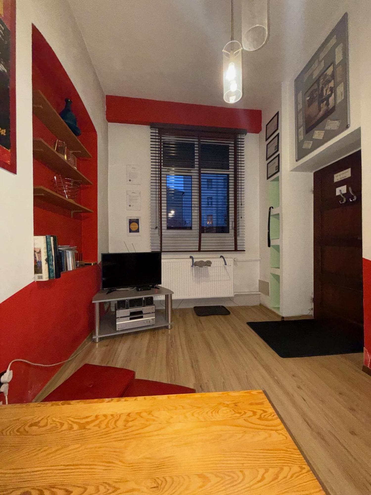 דירות לודז' Studio Red And White מראה חיצוני תמונה